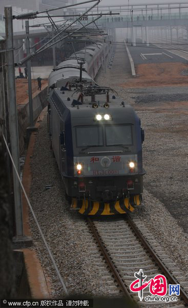 The Yichang-Wanzhou railway, which considered as China&apos;s most difficult and expensive to build started operation on Dec. 22, 2010. The maiden journey was launched at 10: 18 a.m. as a train left Enshi Station of Hubei Province and is expected to reach Yichang City of Hubei in more than two hours. [CFP]