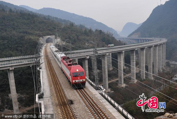 A train makes a trial run on Sunday across the Qingjiang Bridge in the Enshi Tujia-Miao autonomous prefecture of Central China&apos;s Hubei province.[CFP]