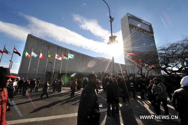 Staff members of the United Nations wait ouside the UN headquarters in New York, the United States, Dec. 21, 2010. The UN Security Council area is being evacuated on Tuesday morning due to 'unidentified odor,' UN spokesman Farhan Haq told reporters, adding the UN is working with the local authorities to find out the source of the odor. [Shen Hong/Xinhua]