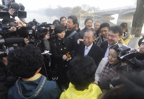 Japanese Ambassador to China Uichiro Niwa is surrounded by media as he speaks to local residents at a park in Nanjing Dec 21, 2010. [Agencies]