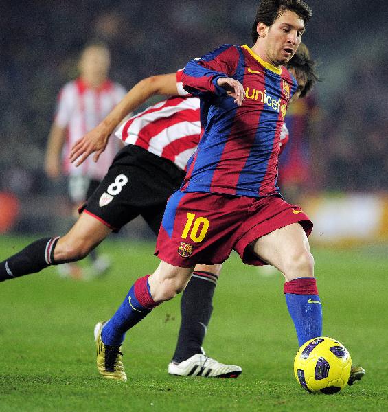 Barcelona's Argentinian forward Lionel Messi (R) vies with Athletic Bilbao's midfielder Ander Iturraspe (L) during the Spanish King's Cup (Copa del Rey) football match Barcelona FC vs Athletic Bilbao on December 21, 2010 at the Camp Nou stadium in Barcelona. (Xinhua/AFP Photo)