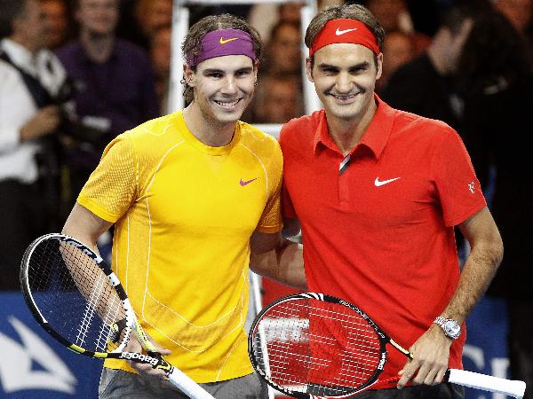  Switzerland's Roger Federer and Spain's Rafael Nadal (L) pose before a charity match for the benefit of African children in Zurich December 21, 2010. (Xinhua/Reuters Photo)