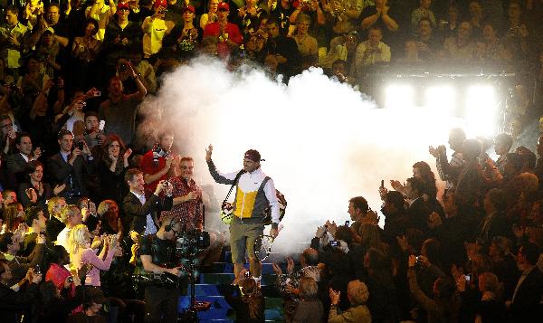 Roger Federer of Switzerland arrives before his charity match against Rafael Nadal of Spain for the benefit of African children in Zurich December 21, 2010. (Xinhua/Reuters Photo) 