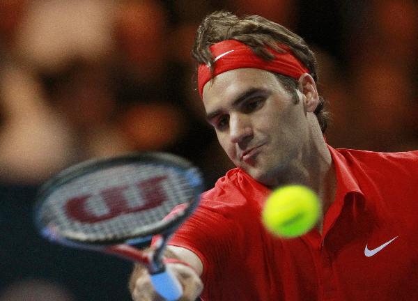 Switzerland's Roger Federer returns the ball against Spain's Rafael Nadal during a charity match for the benefit of African children, in Zurich December 21, 2010. (Xinhua/Reuters Photo) 