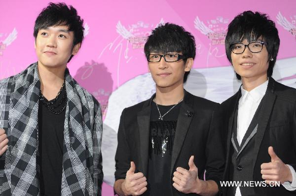 Singers Wang Ye (L), Tan Jiexi and Li Xingliang (R) pose at the awarding ceremony of the 3rd New Artist Awards of Top Chinese Music Chart in Beijing, capital of China, Dec. 19, 2010. The awarding ceremony of the 3rd New Artist Awards of Top Chinese Music Chart was held here Sunday, in which Chinese youth music talents were given awards for their breakthroughs in the year of 2010.