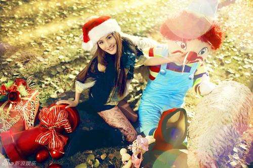 Singer Wang Lanfei shoots a series of photos to celebrate the coming Christmas.