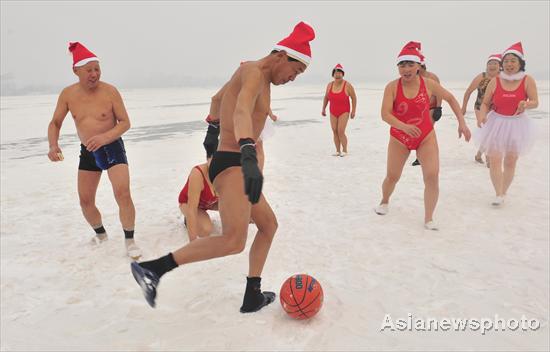 People dressed in holiday gear play on the icy Hunhe River in Shenyang, Northeast China's Liaoning province, Dec 20, 2010. [Photo/Asianewsphoto]
