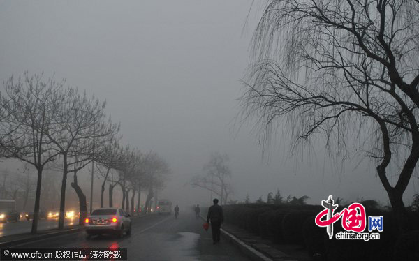 More than 3,000 passengers have been stranded after heavy fog blanketed Dalian Zhoushuizi International Airport in Northeast China&apos;s Liaoning province on Dec. 22, 2010. The fog rolled in Tuesday night, cutting visibility at the airport to 100 meters, which is below flying standards. [CFP] 