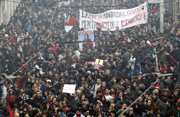 Students march during demonstration in Rome Dec 22, 2010. Thousands of students gathered in Rome to protest a new university law on Wednesday as police blocked off large parts of the city centre to prevent a repeat of the violent clash at a similar march week ago. 