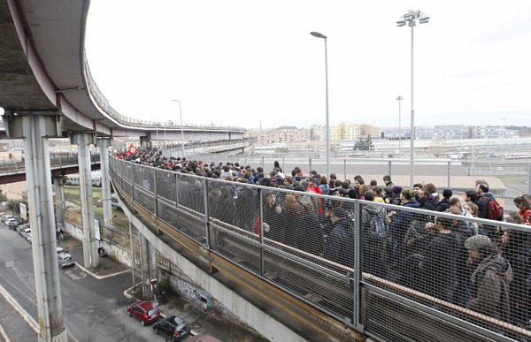 Students march on ring road during a demonstration in Rome Dec 22, 2010. [China Daily/Agencies]