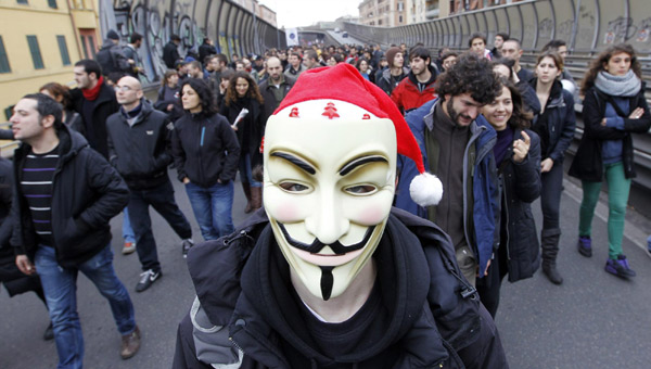 Students march on ring road during a demonstration in Rome Dec 22, 2010. [China Daily/Agencies]