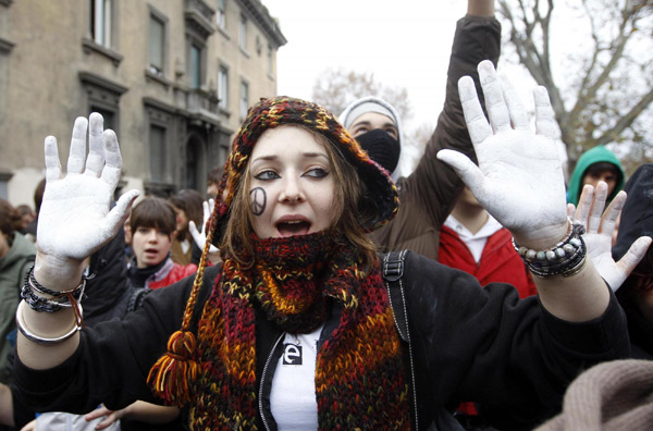 Students march during a demonstration in Rome Dec 22, 2010. [China Daily/Agencies]