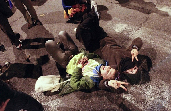 Students lie on the ground during a demonstration in Rome Dec 22, 2010. [China Daily/Agencies]