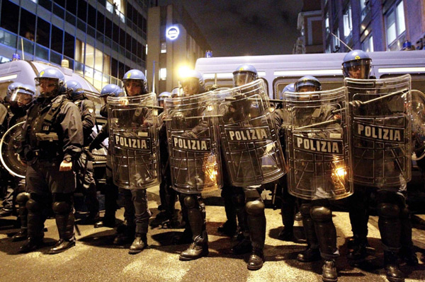 Students lie on the ground during a demonstration in Rome Dec 22, 2010. [China Daily/Agencies]