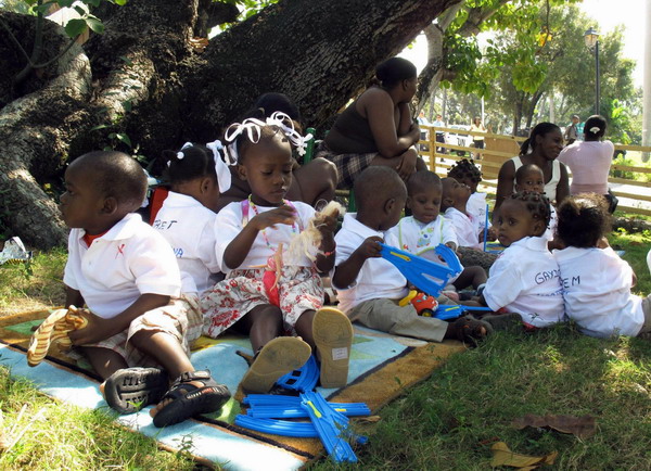 Haitian children await their adoptive French parents in Port-au-Prince December 21, 2010. [China Daily/Agencies]