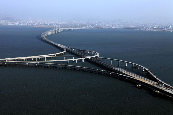 Photo taken on Dec 8 shows an aerial view of the Qingdao Haiwan Bridge under construction. The main section of the bridge was joined up on Dec 22.