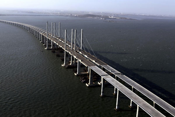 Photo taken on Dec 8 shows an aerial view of the Qingdao Haiwan Bridge under construction. The main section of the bridge was joined up on Dec 22. [Xinhua]