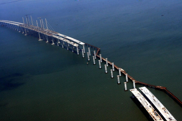 Photo taken on Dec 8 shows an aerial view of the Qingdao Haiwan Bridge under construction. The main section of the bridge was joined up on Dec 22. [Xinhua]