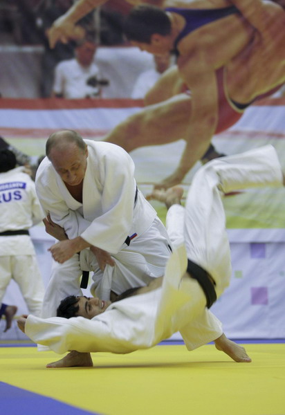 Russia's Prime Minister Vladimir Putin (top) takes part in a judo training session at the 'Moscow' sports complex in St. Petersburg, December 22, 2010. [China Daily/Agencies]