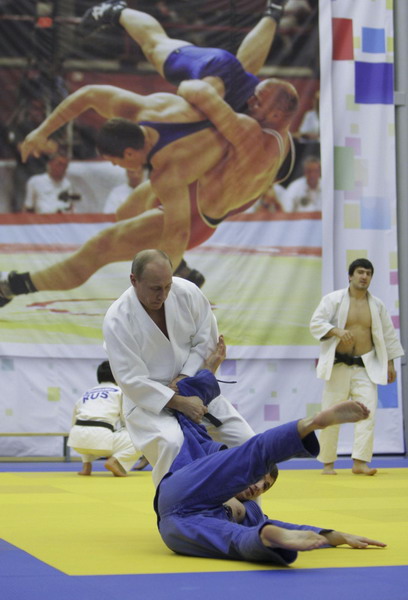 Russia's Prime Minister Vladimir Putin (top) takes part in a judo training session at the 'Moscow' sports complex in St. Petersburg, December 22, 2010. [China Daily/Agencies]