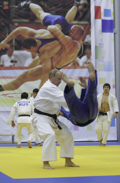 Russia's Prime Minister Vladimir Putin (top) takes part in a judo training session at the 'Moscow' sports complex in St. Petersburg, December 22, 2010. [China Daily/Agencies]