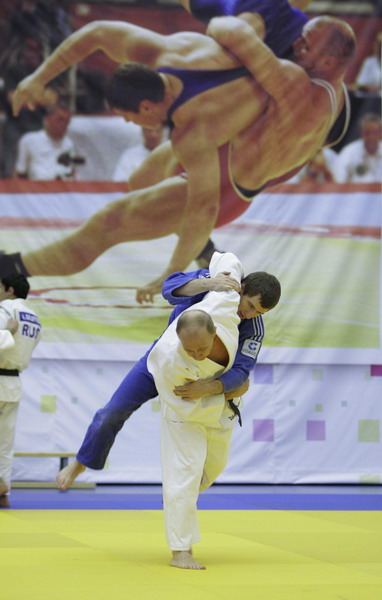 Russia's Prime Minister Vladimir Putin (top) takes part in a judo training session at the 'Moscow' sports complex in St. Petersburg, December 22, 2010. [China Daily/Agencies]