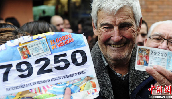 A winner of &apos;El Gordo&apos; shows his winning ticket at the bar which sold the largest amount of winning tickets for the spanish lottery on December 22, 2010 in Palleja near Barcelona, Spain.[CFP]