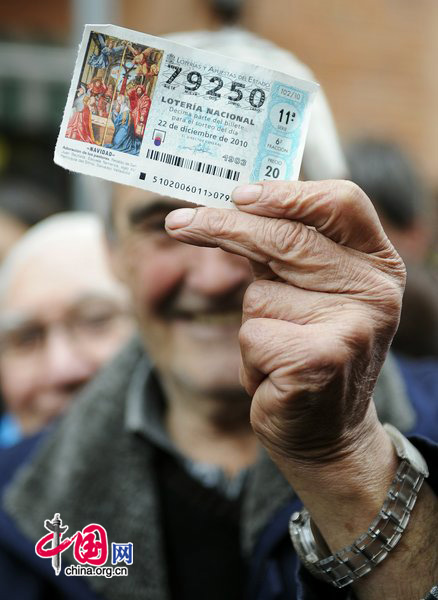 A winner of &apos;El Gordo&apos; shows his winning ticket at the bar which sold the largest amount of winning tickets for the spanish lottery on December 22, 2010 in Palleja near Barcelona, Spain.[CFP]