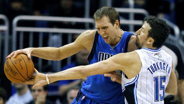 Orlando Magic forward Hedo Turkoglu (R) knocks the ball out of the hand of Dallas Mavericks forward Dirk Nowitzki (L) during second half NBA basketball action in Orlando, Florida December 21, 2010. (Xinhua/Reuters Photo)