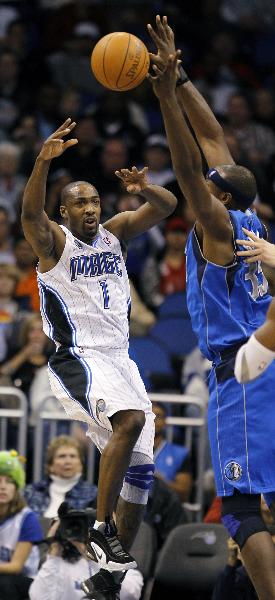 Orlando Magic guard Gilbert Arenas (L) passes the ball around Dallas Mavericks center Brendan Haywood (R) during first half NBA basketball action in Orlando, Florida December 21, 2010. (Xinhua/Reuters Photo)