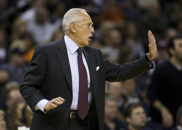 Charlotte Bobcats coach Larry Brown gives instructions to his players during their NBA basketball game against the Cleveland Cavaliers in Charlotte, North Carolina November 27, 2009. (Xinhua/Reuters File Photo) 