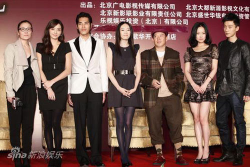 Director Ma Liwen (L 1) and the cast members attend the kickoff ceremony of the film 'Big Deal' on December 21, 2010.