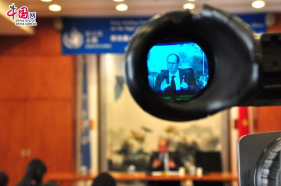 The image of Mr. Olivier De Schutter, United Nations Special Rapporteur on the right to food through the LCD of a video camera. [Pierre Chen / China.org.cn] 