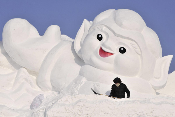 A worker shapes a snow sculpture prior to the Harbin International Ice and Snow Festival in Harbin, Heilongjiang province Dec 23, 2010. The 27th Harbin International Ice and Snow Festival will kick off on Jan 5, 2011, according to local media. [China Daily/Agencies] 