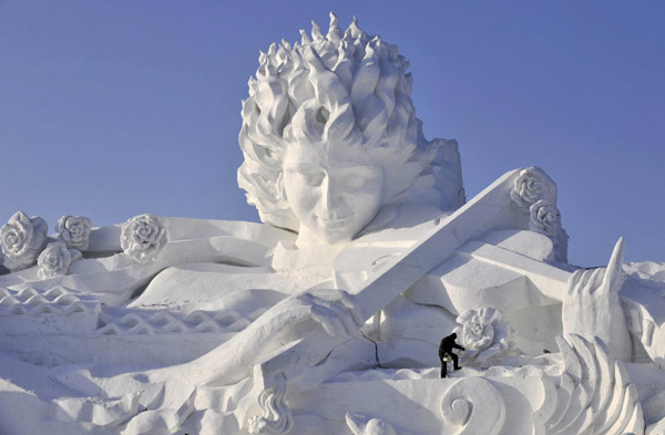 A worker shapes a snow sculpture prior to the Harbin International Ice and Snow Festival in Harbin, Heilongjiang province Dec 23, 2010. The 27th Harbin International Ice and Snow Festival will kick off on Jan 5, 2011, according to local media. [China Daily/Agencies] 