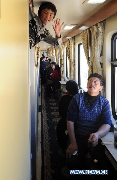 A woman holds prayer beads during her train journey to Lhasa in southwest China&apos;s Tibet Autonomous Region, Dec. 23, 2010. [Xinhua]