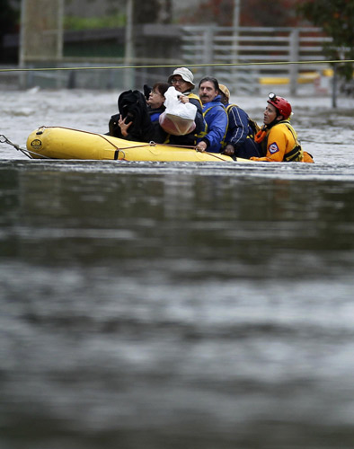 Emergency water rescue crews ferry guests after heavy rains and flooding trapped them at their hotel in San Diego, California Dec 22, 2010. [China Daily/Agencies]