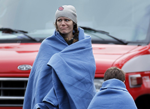 Guests stay warm under blankets after being rescued from flood waters that surrounded their hotel in San Diego, California Dec 22, 2010. [China Daily/Agencies] 