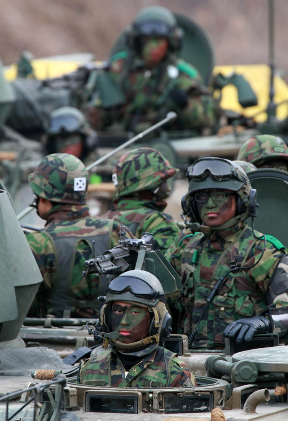 South Korean soldiers take part in a military drill in Pocheon, South Korea, on Dec. 23, 2010. [Xinhua]