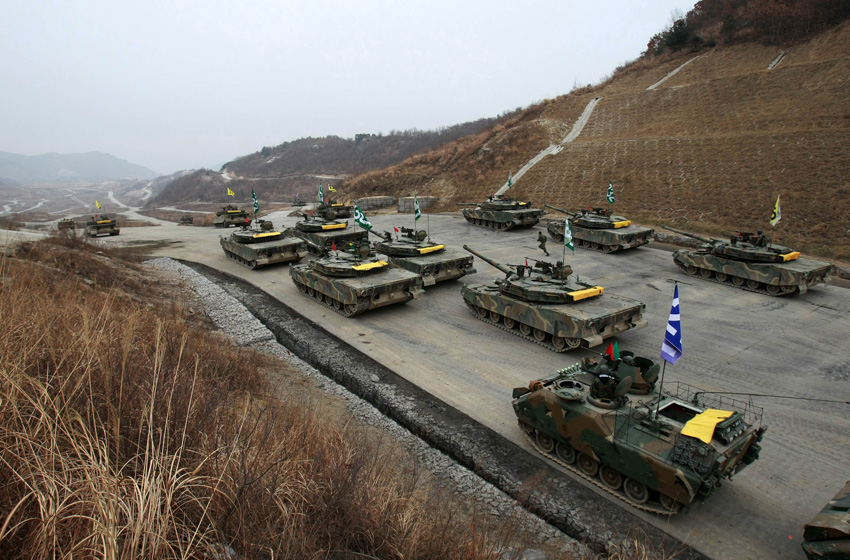 Tanks take part in a military drill in Pocheon, South Korea, on Dec. 23, 2010. [Xinhua]
