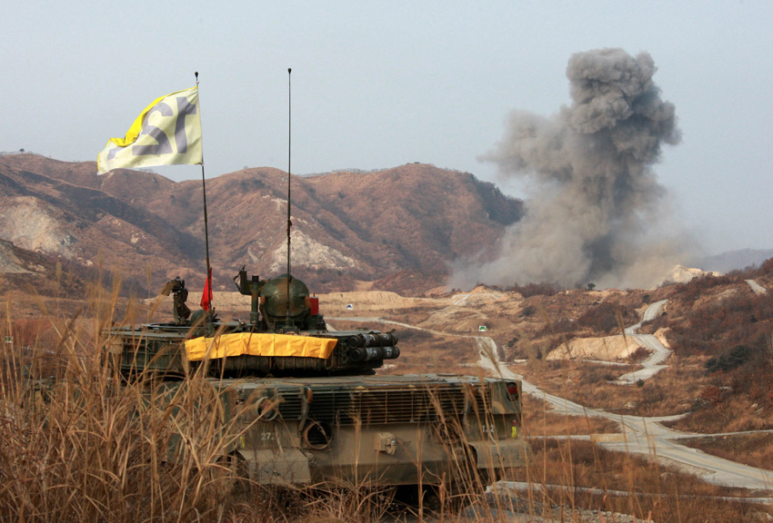 A tanks takes part in a military drill in Pocheon, South Korea, on Dec. 23, 2010. [Xinhua]