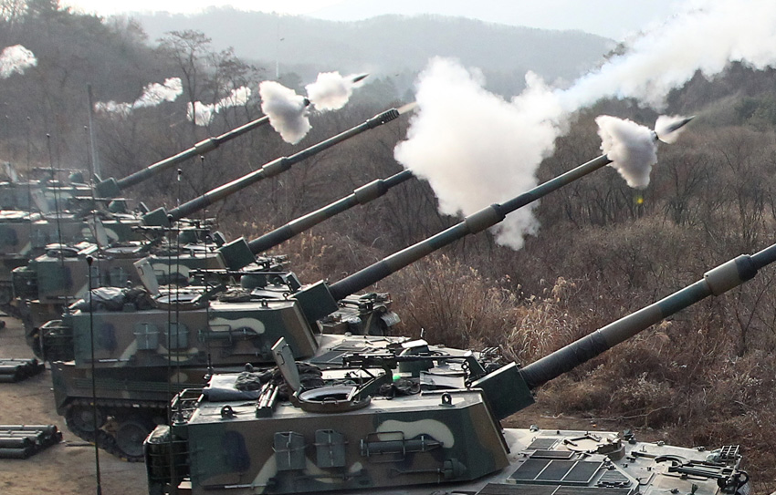 Tanks take part in a military drill in Pocheon, South Korea, on Dec. 23, 2010. [Xinhua]