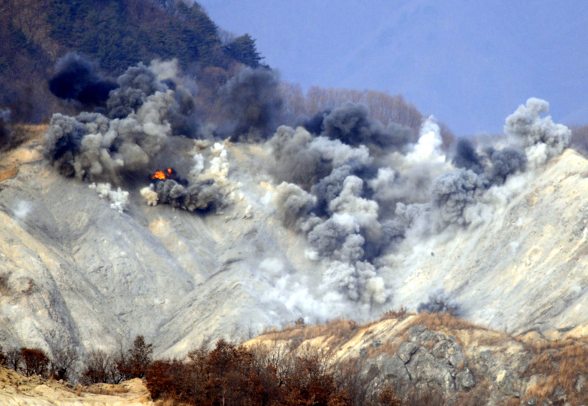A massive firing military drill is held in Pocheon, South Korea, on Dec. 23, 2010. [Xinhua]