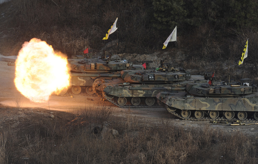 Tanks take part in a military drill in Pocheon, South Korea, on Dec. 23, 2010. [Xinhua]