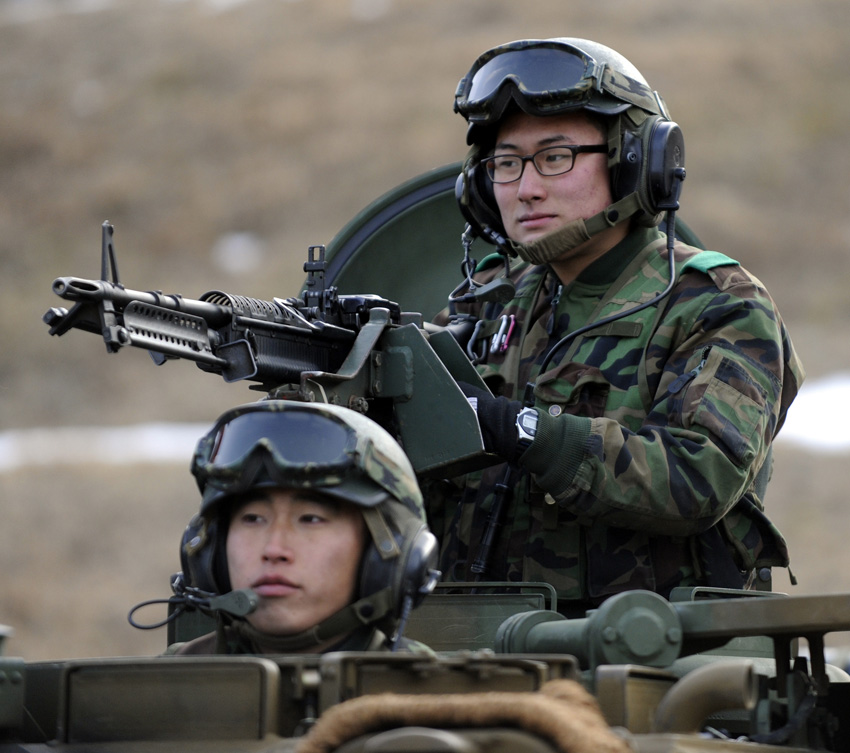 South Korean soldiers take part in a military drill in Pocheon, South Korea, on Dec. 23, 2010. [Xinhua]