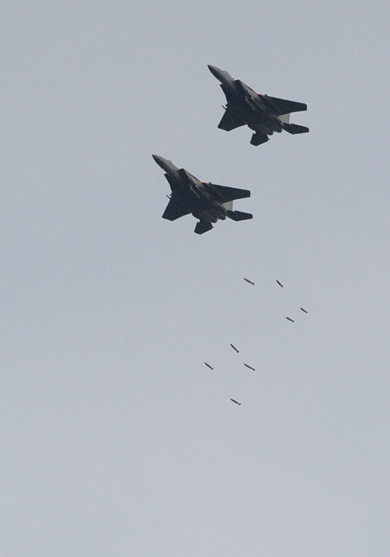 Military aircrafts are seen during a military drill in Pocheon, South Korea, on Dec. 23, 2010. [Xinhua]