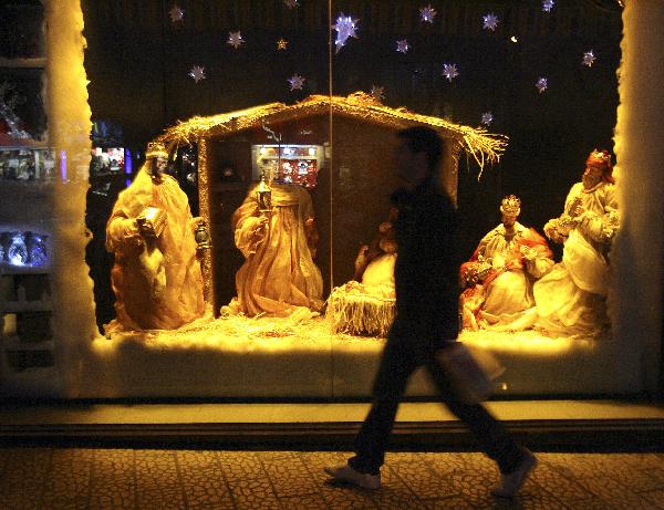 A man walks past Christmas decorations in Tehran, capital of Iran, Dec. 23, 2010. More than 200,000 Iranian Christians live in Iran. [Xinhua] 