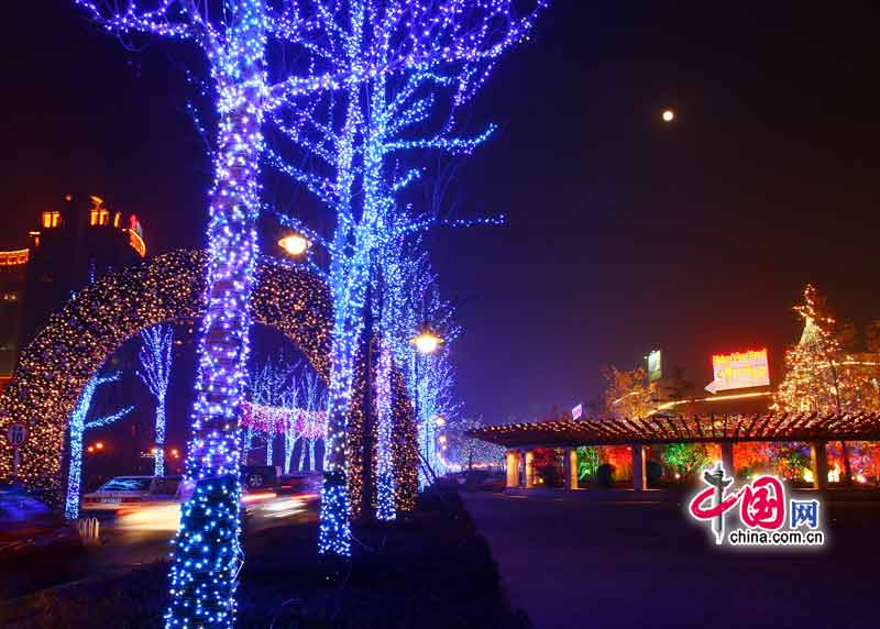 Christmas decorations are seen in Beijing as the festival approaches. [China.com.cn]