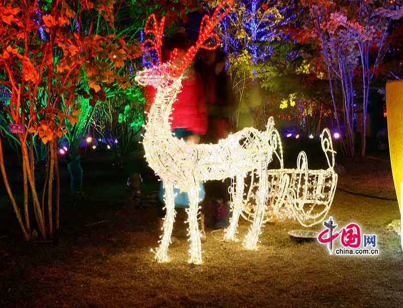 Christmas decorations are seen in Beijing as the festival approaches. [China.com.cn]