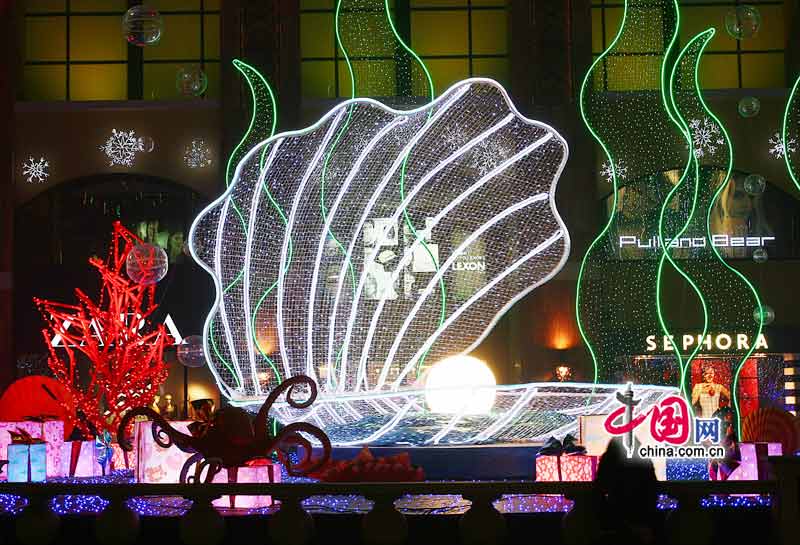 Christmas decorations are seen in Beijing as the festival approaches. [China.com.cn]